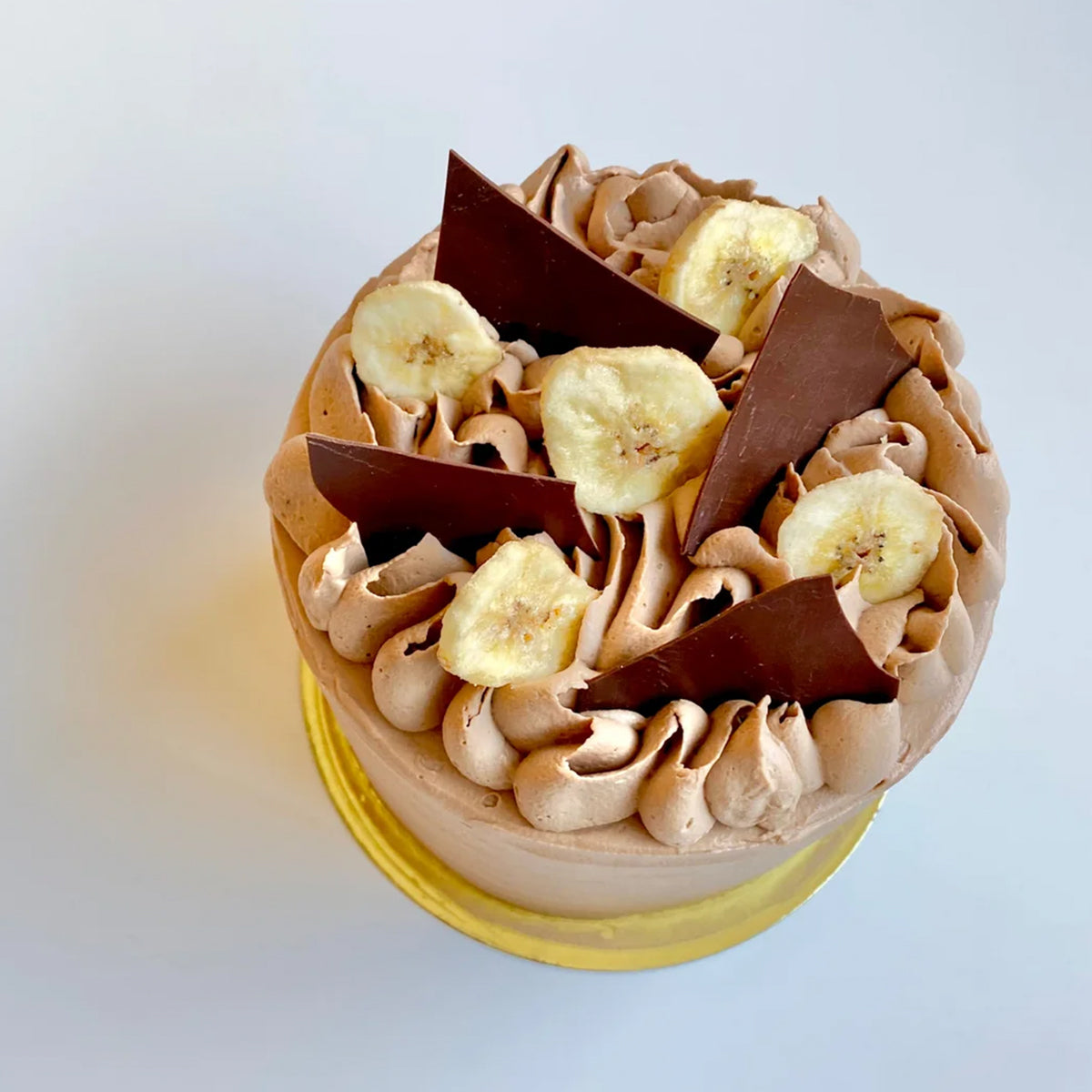 Vegan banana and chocolate mounted cake