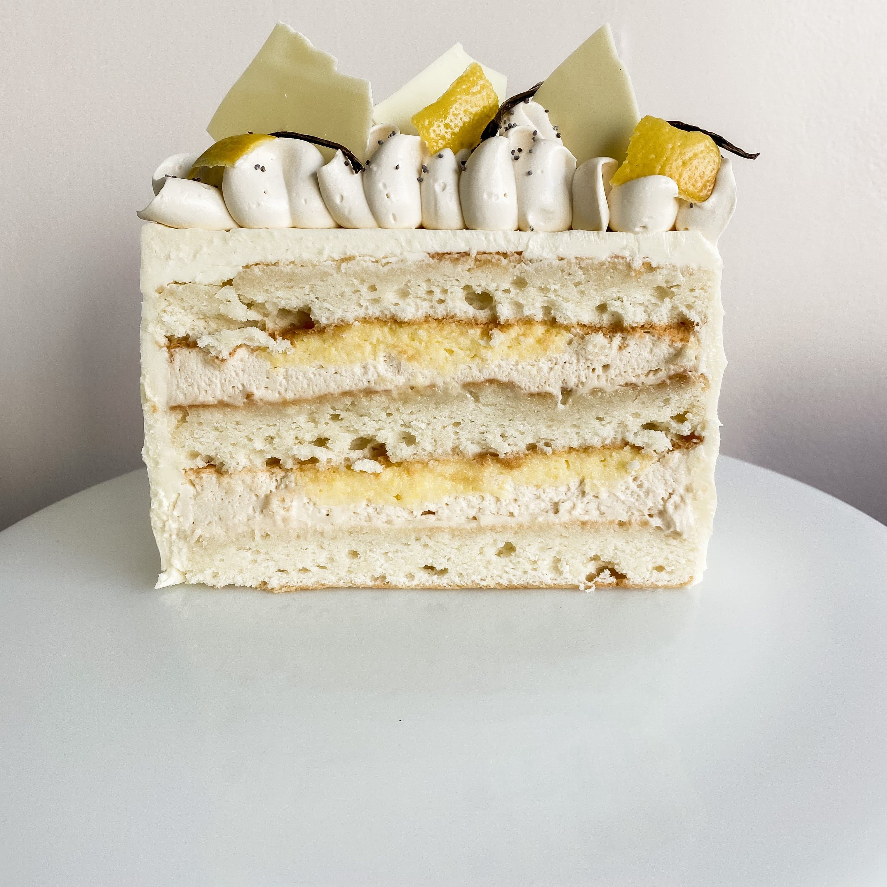 Vanilla and lemon mounted cake